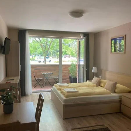 Castellum Apartmanhaz Frühstückspension Gyula
